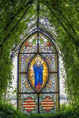 Fototapete Befleckt vitrail dans une chapelle à ciel ouvert en forêt