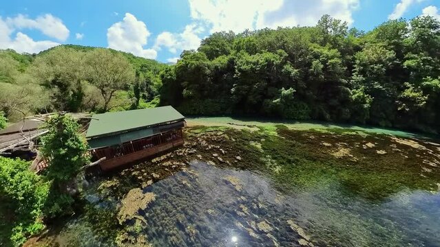 Blue Eye natural spring features a remarkable clarity, displaying beautiful hues of blue. Direct outcome of the way sunlight bounces off the limestone rocks, combined with the flow of fresh water.