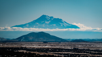 Fototapeta na wymiar Floating Mount Shasta. 
