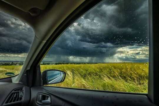 Regenwolke im Autofenster 