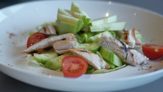 vegetable salad with grilled chicken 