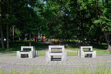 ławki w parku Stasica w Częstochowie 09 lipiec 2023