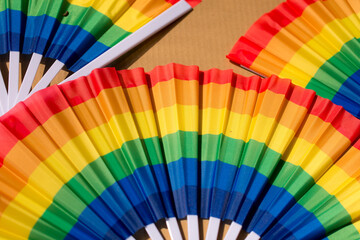 Fototapeta premium Leque com as cores da bandeira símbolo do orgulho lgbt+. 27ª Parada do Orgulho LGBT+ Avenida Paulista, São Paulo, Brasil.