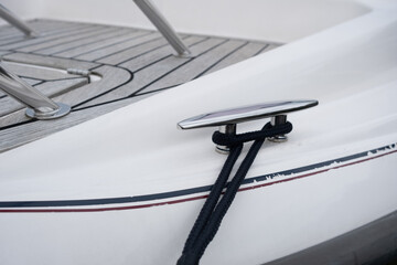 knots for securing a boat to shore