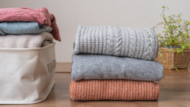 たたまれた冬物の服｜洗濯物・衣替え・リサイクル　イメージ