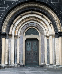 Seitenportal an der Kirche St. Quirinus in Neuss