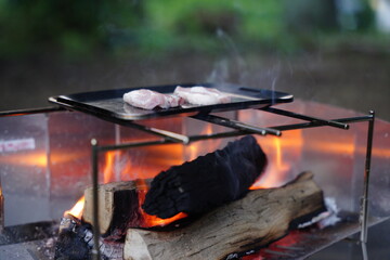 キャンプで肉を焼いている