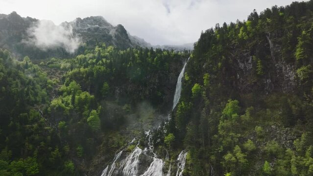 Drone Shot of the Waterfall of Ars. One of the most magnificent waterfalls in France. 

La cascade d&rsquo;Ars - Ari&egrave;ge Pyr&eacute;n&eacute;es
