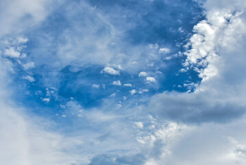 透き通るような青空と夏の雲