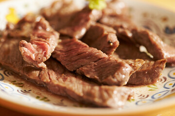 Grilled beef and garlic on a plate