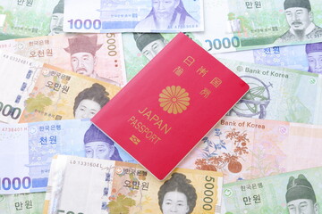 日本国のパスポート（一般旅券10年用赤色）と、韓国の通貨ウォンKRWの紙幣
