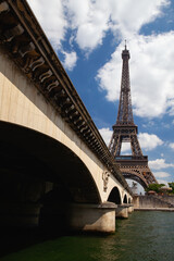 Fototapeta na wymiar Jena Bridge over the Seina river and Eiffel Tower