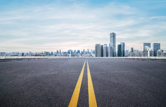 The expressway and the modern city skyline