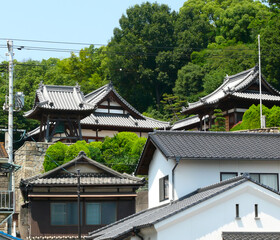 街中から見上げた寺とその鐘楼。
日本の田舎の風景。