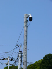 監視カメラを含む電柱の列。
日本の道路の風景。