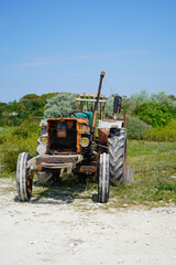 Vieux tracteur rouillé
