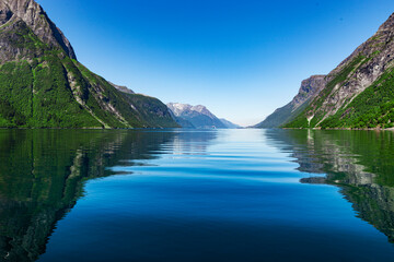 Naklejka na ściany i meble Wasserspiegelung an einem Fjord in Norwegen