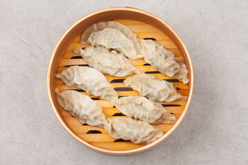 
A food made by kneading flour and adding stuffing to it. It is cooked by boiling, steaming, or frying in oil. It is also added to rice cake soup or made into soup.