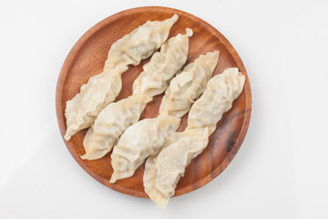 
A food made by kneading flour and adding stuffing to it. It is cooked by boiling, steaming, or frying in oil. It is also added to rice cake soup or made into soup.