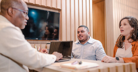 casal Brasileiro em reunião com o gerente do banco no qual são correntistas para fazer uma proposta de financiamento imobiliário