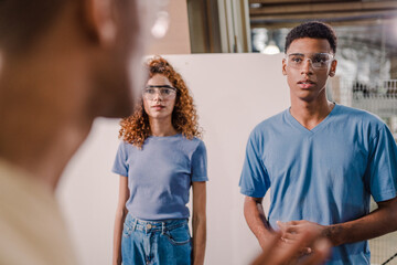 alunos de um curso técnico profissionalisante no Brazil usando óculos de proteção durantre uma...