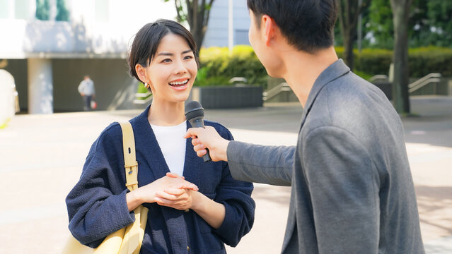 街頭インタビューを受ける女性