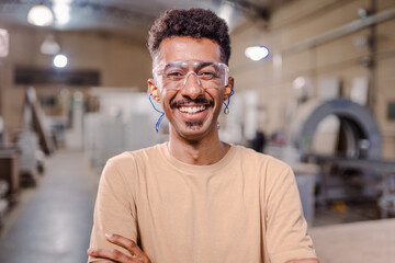 retrato de um homem afro Brasileiro professor de curso técnico de braços cruzados sorrindo para a...