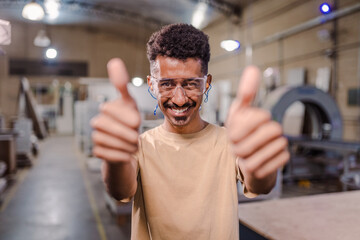 retrato de um homem afro Brasileiro professor de curso técnico usando óculo de proteção e...