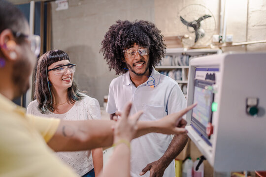 jovens Brasileiros alunos de curso t&eacute;cnico usando epi animados aprendendo sobre equipamentos industriais em visita t&eacute;cnica aumaa f&aacute;brica no Brasil