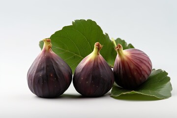 Obraz premium Organic figs with leaves on a white background.