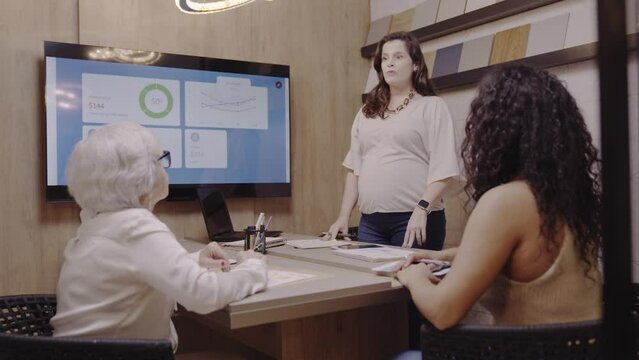 empresaria Brasileira gravida em reuniao de planejamento com colegas de trabalho