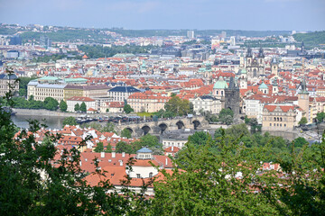 Fototapeta na wymiar Aussicht auf die Karlsbrücke und Prag vom Petirin