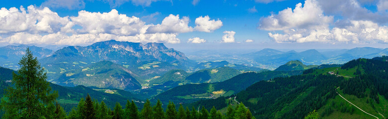 Naklejka na ściany i meble Panorama auf Berchtesgaden, Untersberg, Berchtesgadener Land, Rossfeld Panoramastraße und Ahornbüchsenkopf