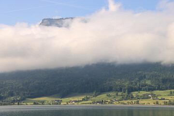 Morgenstimmung am Wolfgangsee; Blick von St. Wolfgang auf die verhüllte Bleckwand