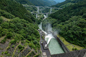奥秩父　滝澤ダムの堤体とループ橋