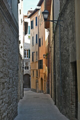 Fototapeta na wymiar Perugia, vicoli e case della città antica - Umbria