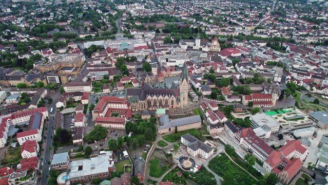 Drohnenaufnahmen von dem Dom und der Stadt Paderborn in Deutschland 