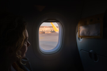 Ein Fenstersitz im Flugzeug Richtung Urlaubsziel.