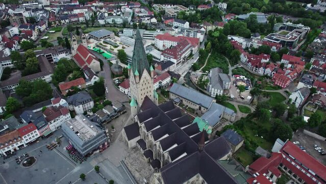 Drohnenaufnahmen von dem Dom und der Stadt Paderborn in Deutschland 