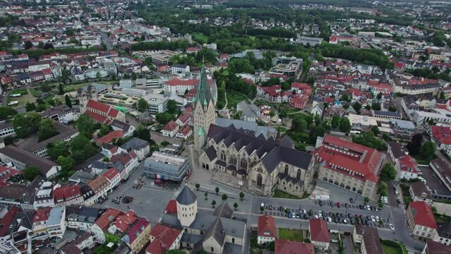 Drohnenaufnahmen von dem Dom und der Stadt Paderborn in Deutschland 