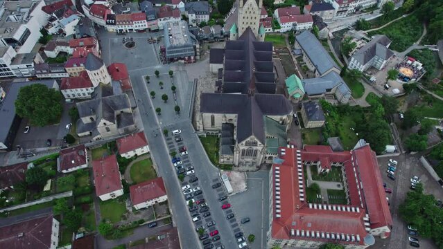 Drohnenaufnahmen von dem Dom und der Stadt Paderborn in Deutschland 
