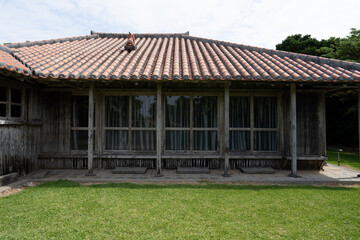 Fototapeta na wymiar 伝統的な沖縄の家、沖縄の一軒家、古くなった木造の一軒家、無人になった木造建築の平屋
