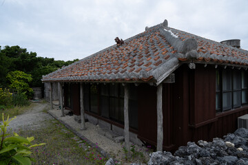 Fototapeta na wymiar 伝統的な沖縄の家、沖縄の民宿、沖縄の一軒家、古くなった木造の一軒家、無人になった木造建築の平屋