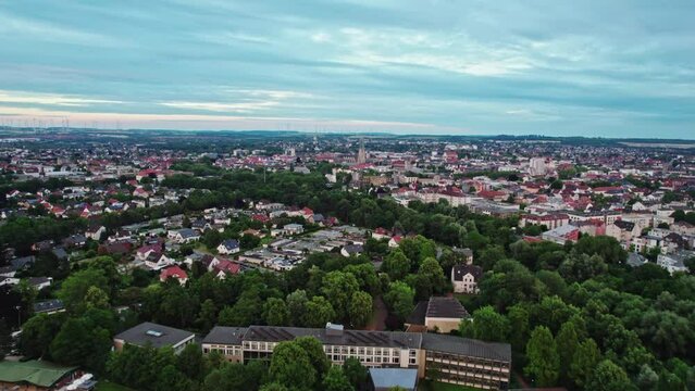 Drohnenaufnahmen von dem Dom und der Stadt Paderborn in Deutschland 