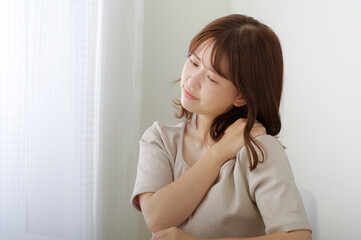肩が痛そうな若い女性