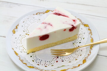 いちごジャム入りレアチーズケーキ