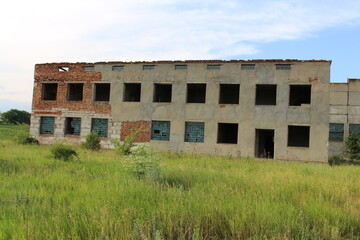 Obraz premium A building with windows