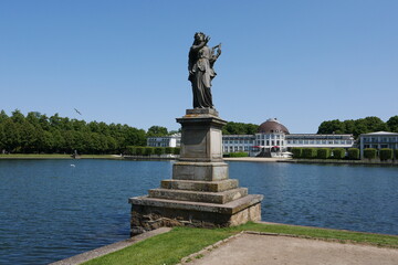 Fototapeta na wymiar Skulptur und Parkhotel am Hollersee in Bremen Bürgerpark