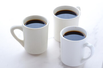淹れたてのコーヒーが入った3つのマグカップでコーヒーブレイク