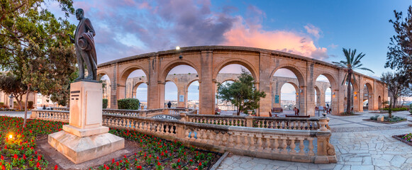 Obraz premium Upper Baraka garden and with the decorative stone arches, Valleta, Malta.